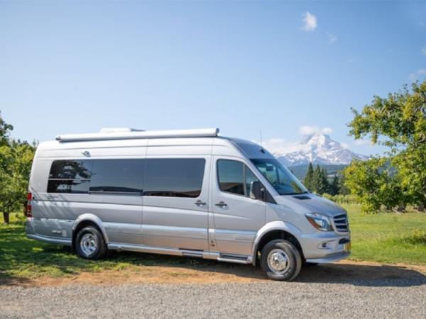 Trucos y accesorios clave para mantener tu camper fresca en verano