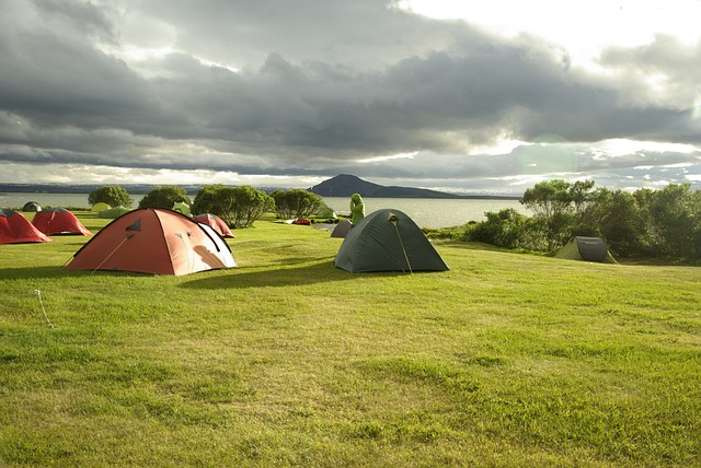 acampada con colchoneta plegable de camping