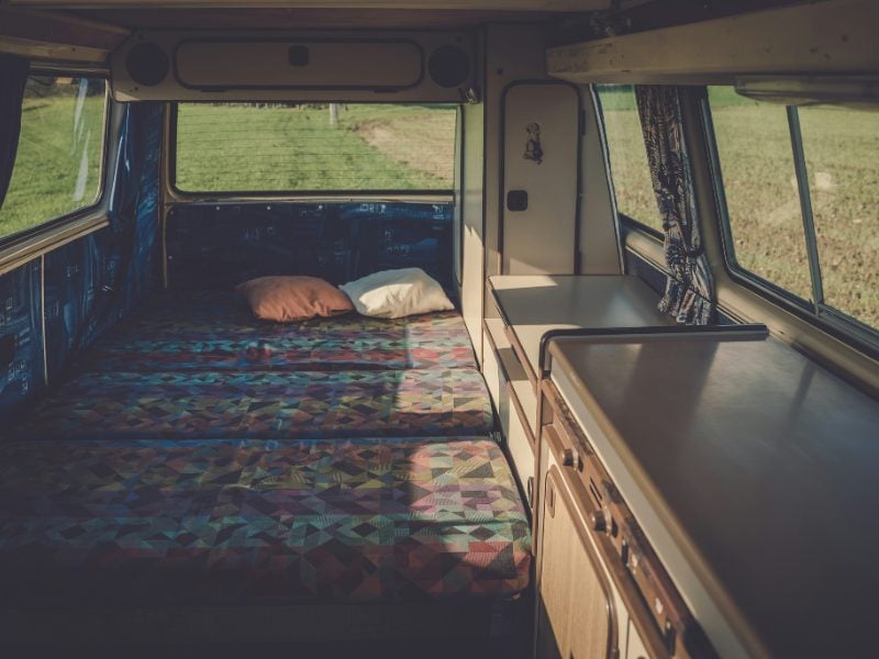 interior de una furgoneta camperizada