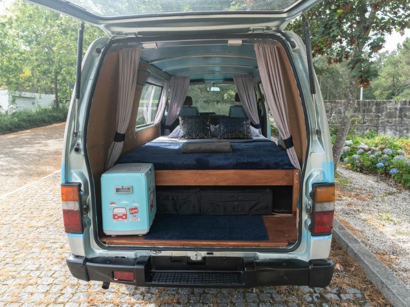vista trasera de una furgoneta camperizada abierta