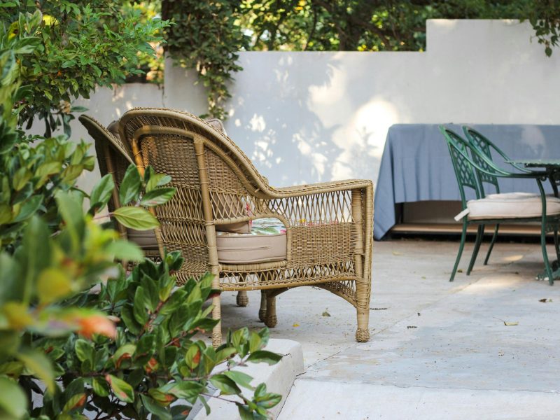 terraza con silla de mimbre