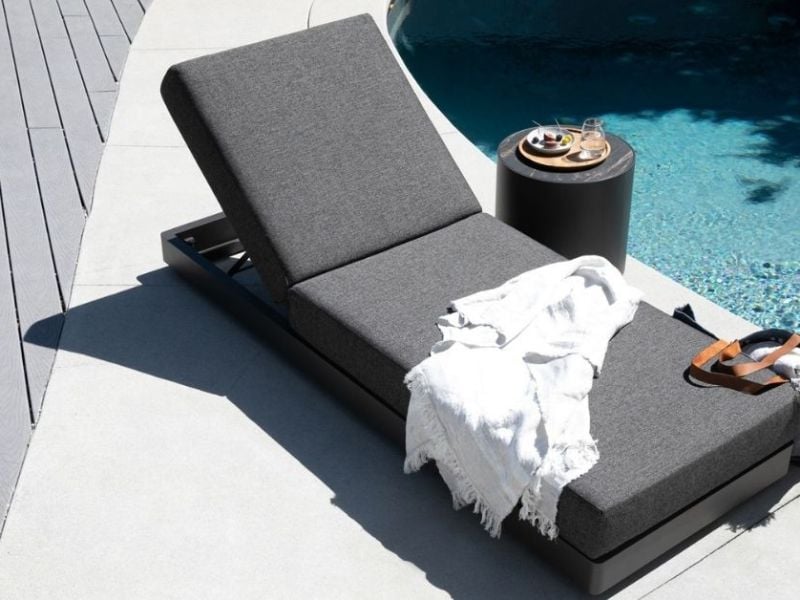 tumbona dos cuerpo junto a piscina