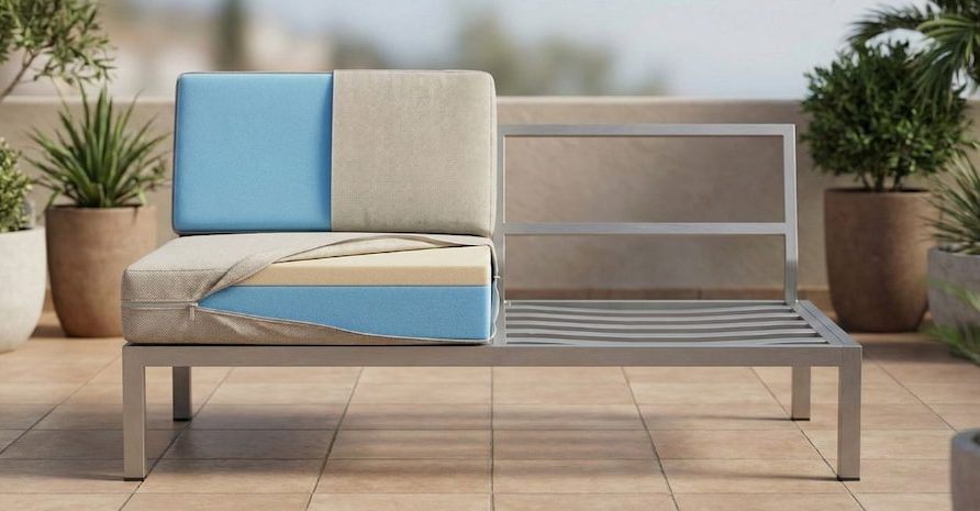 Mousse d'un banc d'extérieur confortable